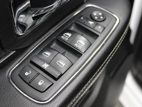 Used 2013 RAM 1500 Laramie w/ Convenience Group image 16