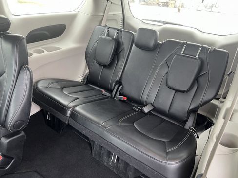 Used 2024 Chrysler Pacifica Touring-L image 29