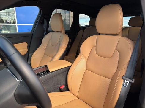 Used 2024 Volvo XC60 T8 Ultimate w/ Climate Package image 18