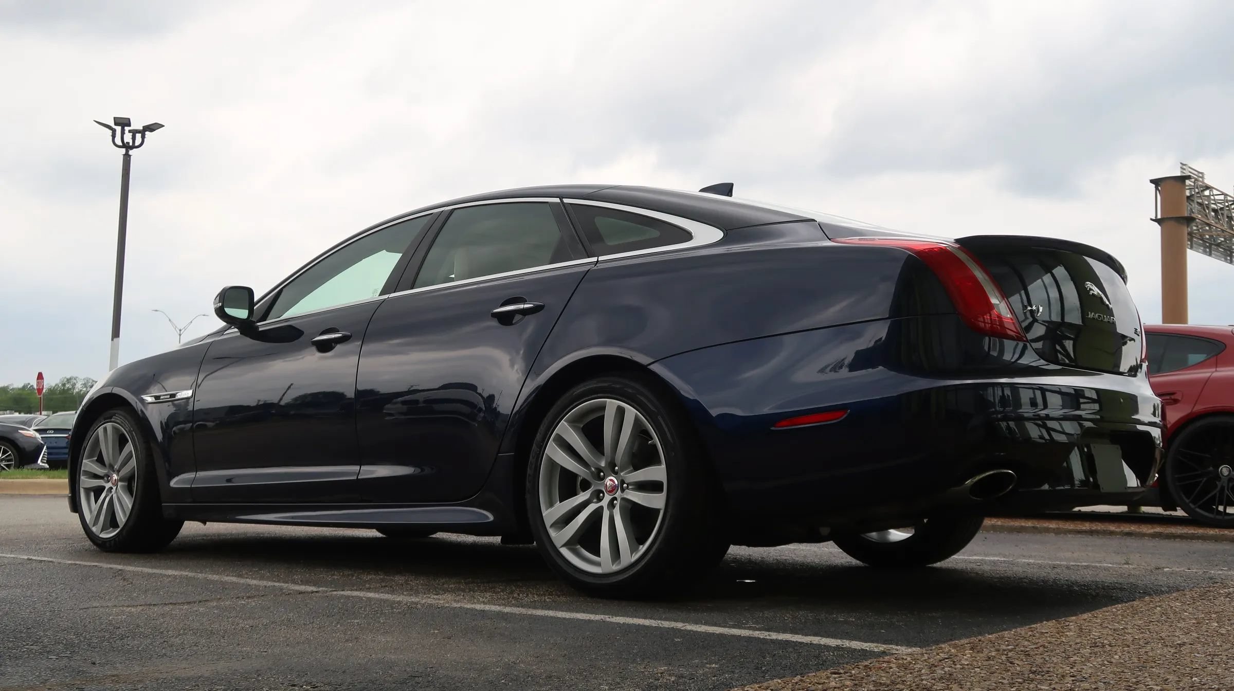 Used 2019 Jaguar XJ R-Sport RWD image 13