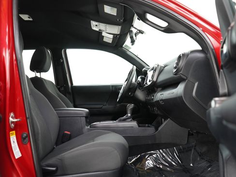 Used 2017 Toyota Tacoma TRD Sport w/ Tow Package (A/T) image 11