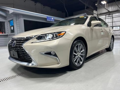 Used 2017 Lexus ES 300h w/ Luxury Package FWD image 3