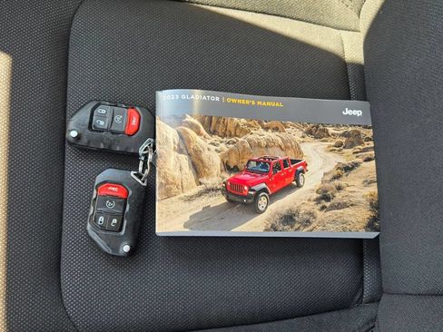 Used 2023 Jeep Gladiator Sport AWD/4WD image 13