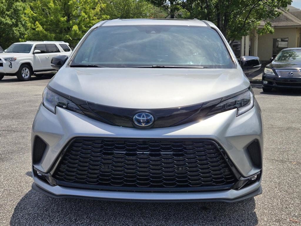 Used 2025 Toyota Sienna XSE w/ XSE Premium Package FWD image 2