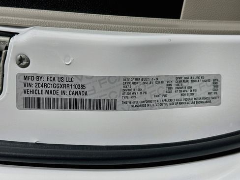 Used 2024 Chrysler Pacifica Limited FWD image 33