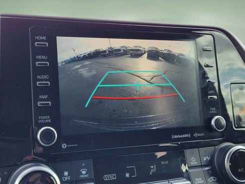 Used 2021 Toyota Highlander XLE FWD image 22