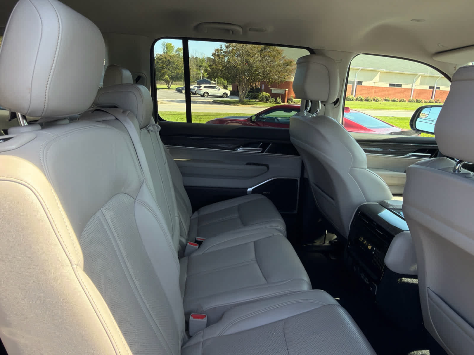 Used 2022 Jeep Wagoneer Series II AWD/4WD image 10