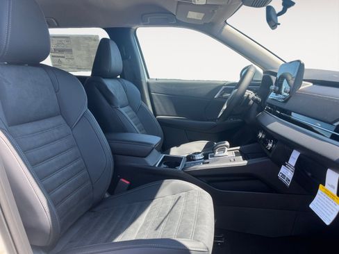 New 2025 Mitsubishi Outlander SE image 15