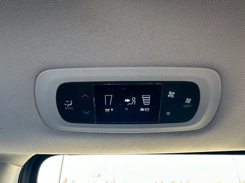 Used 2017 Chrysler Pacifica Touring image 28