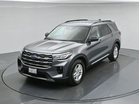 Used 2025 Ford Explorer Active w/ Active Comfort Package RWD image 40