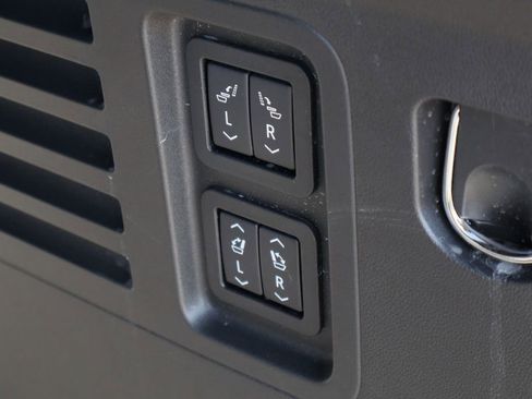 Used 2025 Buick Enclave Preferred w/ Power Package image 27