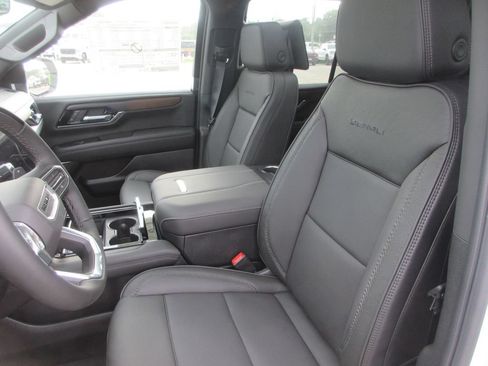 New 2026 GMC Yukon Denali w/ Denali Reserve Package AWD/4WD image 11