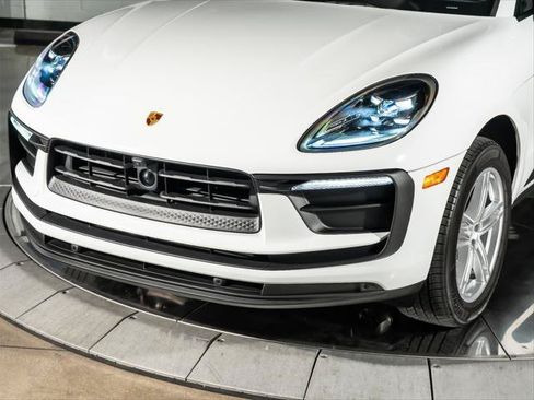 Used 2025 Porsche Macan AWD/4WD image 9