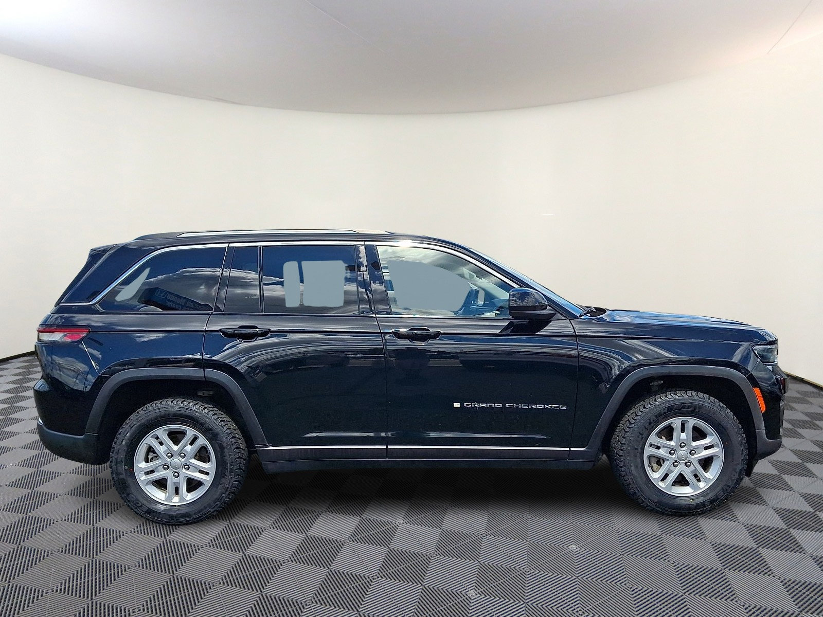 Used 2023 Jeep Grand Cherokee Laredo w/ Luxury Tech Group I AWD/4WD image 8