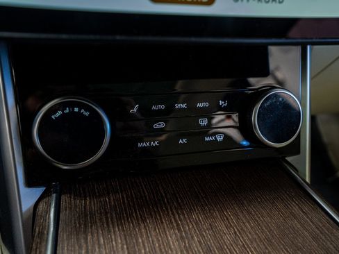 Used 2023 Land Rover Range Rover Long Wheelbase SE image 46