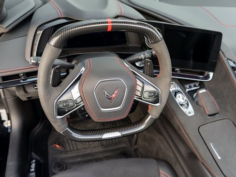 Used 2025 Chevrolet Corvette Z06 RWD image 16