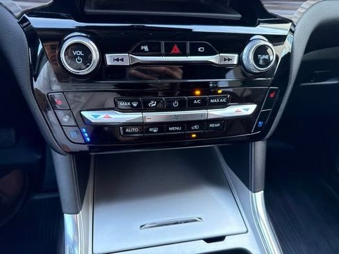 Used 2022 Ford Explorer Limited w/ Equipment Group 301A AWD/4WD image 36