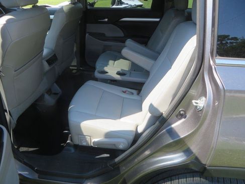 Used 2015 Toyota Highlander XLE FWD image 26