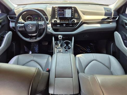 Used 2021 Toyota Highlander XLE AWD/4WD image 19