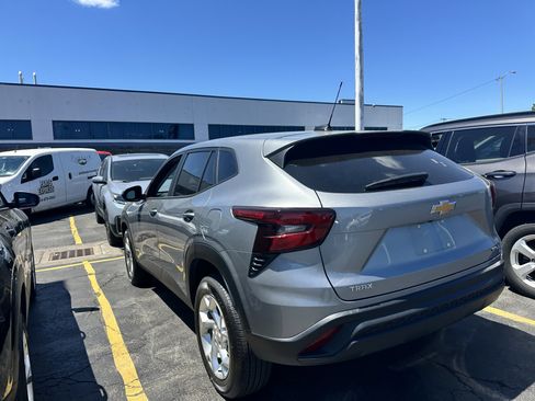 Used 2024 Chevrolet Trax LS w/ LS Convenience Package FWD image 5