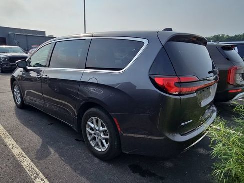 Used 2023 Chrysler Pacifica Touring-L FWD image 9