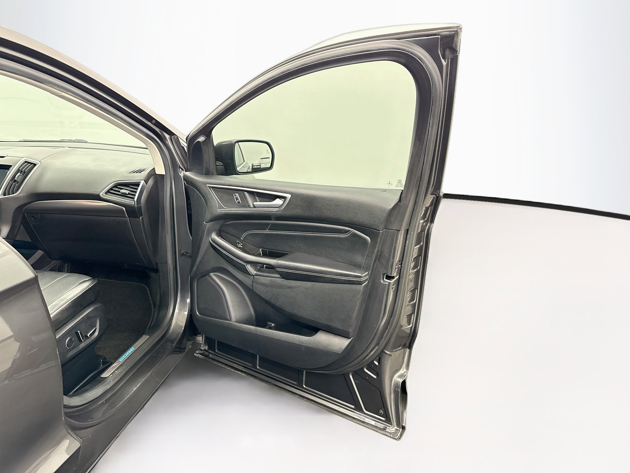 Used 2015 Ford Edge Titanium w/ Technology Package FWD image 32