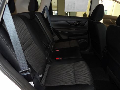 Used 2017 Nissan Rogue SV w/ SV Premium Package image 17