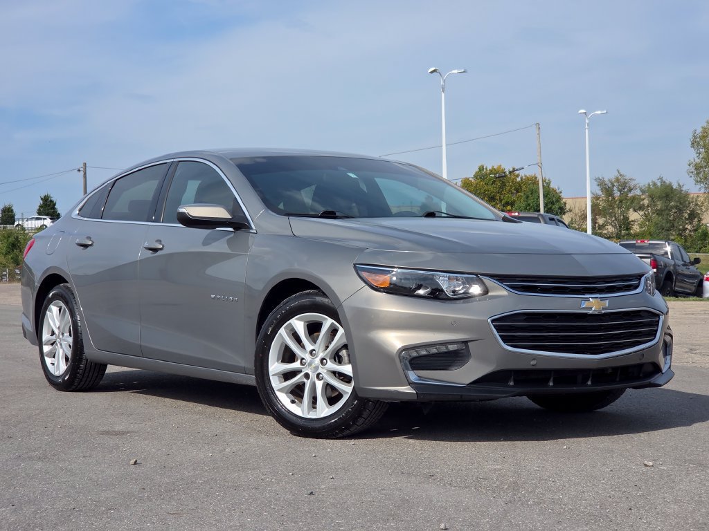 Used 2018 Chevrolet Malibu LT w/ Driver Confidence Package FWD image 2