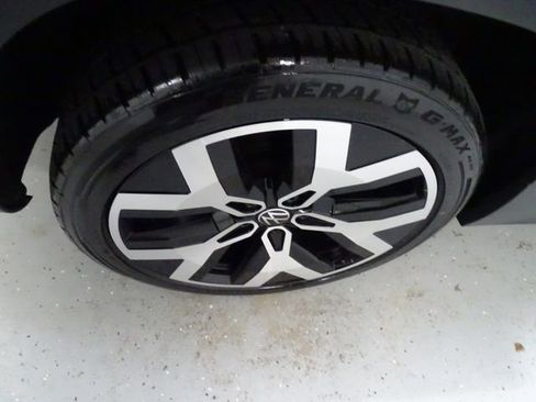 Used 2023 Volkswagen Taos SEL image 32