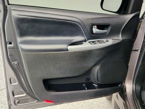 Used 2017 Toyota Sienna SE Premium image 11