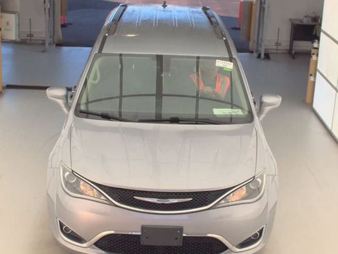 Used 2018 Chrysler Pacifica Touring-L image 2