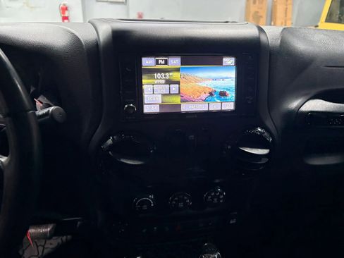 Used 2017 Jeep Wrangler Unlimited Sahara image 22