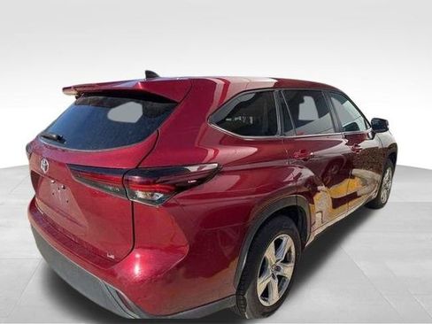 Used 2024 Toyota Highlander LE image 3