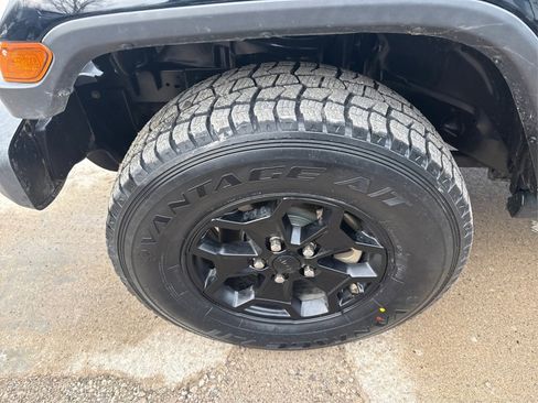 Used 2021 Jeep Gladiator Sport image 21