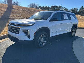 Used 2025 Chevrolet Traverse LT video 1