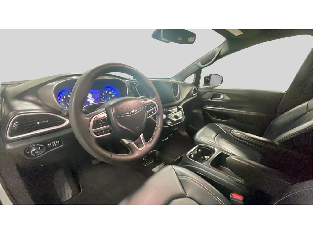 Used 2025 Chrysler Pacifica Select FWD image 12