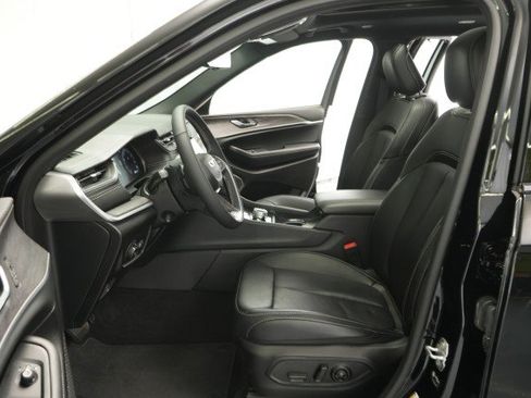 Used 2025 Jeep Grand Cherokee L Limited w/ Luxury Tech Group II image 37