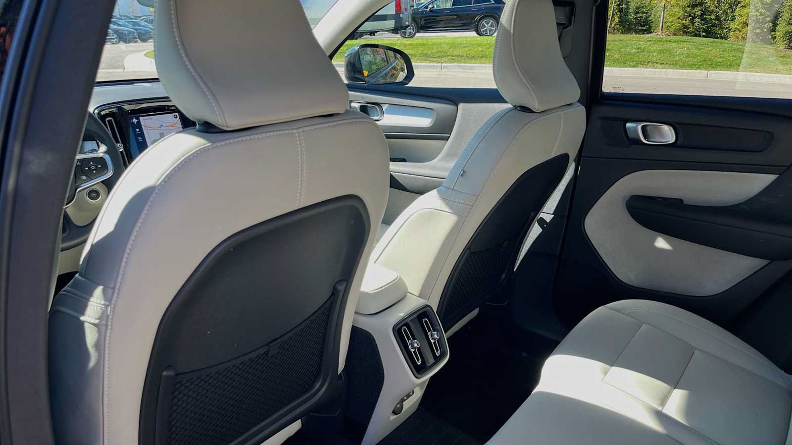 Used 2022 Volvo XC40 T5 Momentum w/ Premium Package AWD/4WD image 30