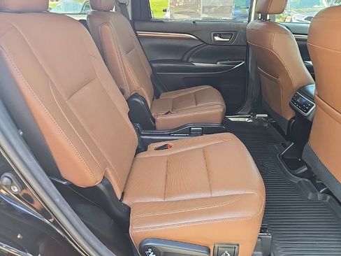 Used 2018 Toyota Highlander Limited Platinum AWD/4WD image 33