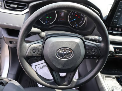 Used 2022 Toyota RAV4 XLE AWD/4WD image 32