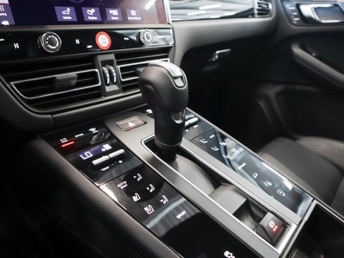 Certified 2026 Porsche Macan AWD/4WD image 18