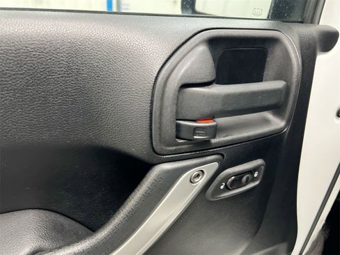 Used 2012 Jeep Wrangler Unlimited Rubicon w/ Connectivity Group image 20