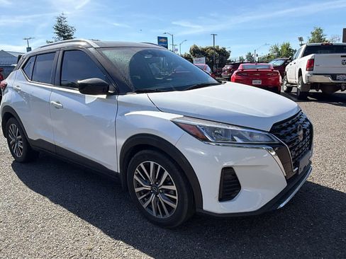 Used 2023 Nissan Kicks SV FWD image 3
