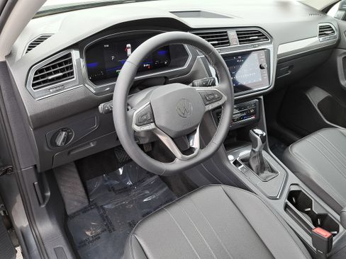 Certified 2023 Volkswagen Tiguan SE w/ Panoramic Sunroof Package image 16