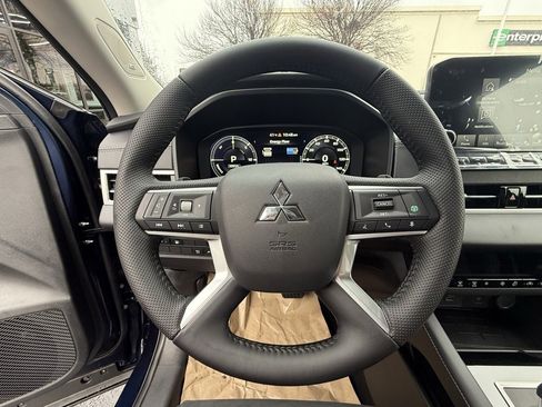 Used 2025 Mitsubishi Outlander SE image 14