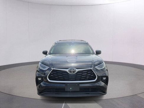 Used 2021 Toyota Highlander XLE FWD image 2
