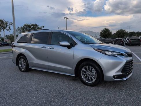 Used 2025 Toyota Sienna XLE FWD image 2