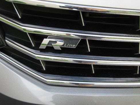 Used 2017 Volkswagen Passat 1.8T R-Line FWD image 9