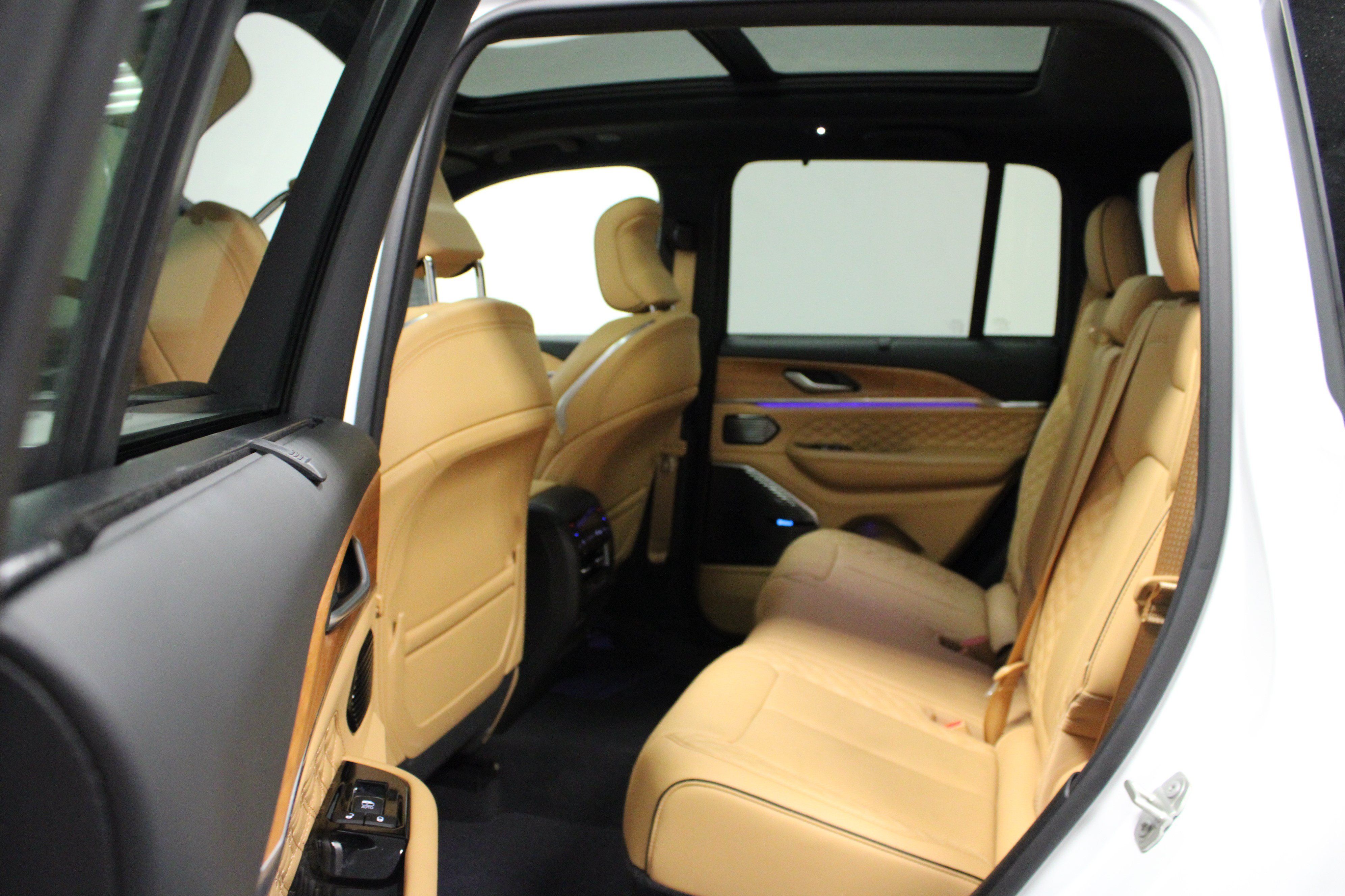 Used 2024 Jeep Grand Cherokee Summit AWD/4WD image 12
