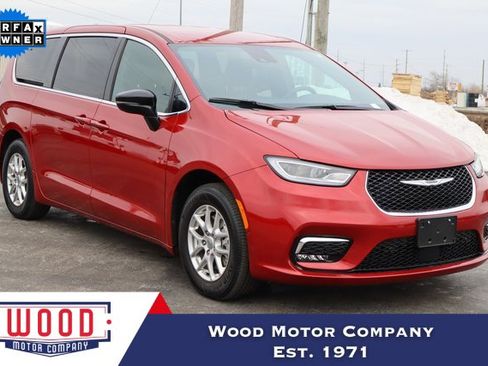 Used 2025 Chrysler Pacifica Select image 1